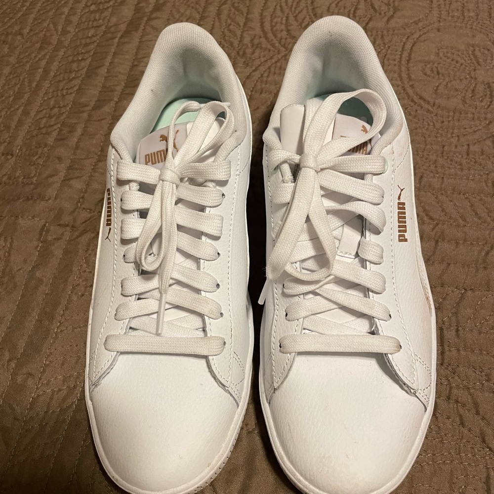 Puma Women’s Leather Sneakers EUC Size 8